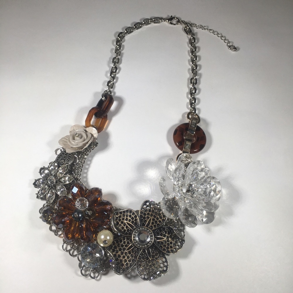 FLOWER STATEMENT PIECE NECKLACE